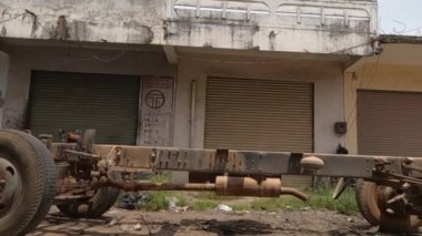 Konteynır olmadan hasarlı kamyon çerçevesi