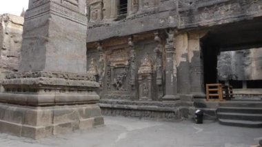 Ellora mağaralarının duvarları üzerine dizayn edilmiş farklı sembol ve heykeller, Ellora mağaralarının içindeki sütunlar.