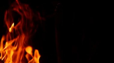 Arka planda ateşten çıkan kırmızı alevler