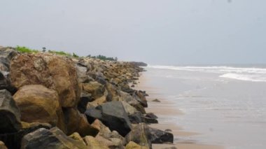 Deniz kıyısındaki büyük kayaları, plaj kayalıklarını yakından izle.