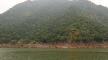 Çalı gibi bir dağ, tepe ve deniz