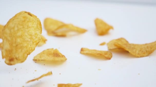 Vallende Gouden Chips Slow Motion — Stockvideo