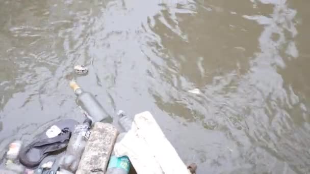 Отходы Мусор Мусор Плавали Загрязненной Реке — стоковое видео
