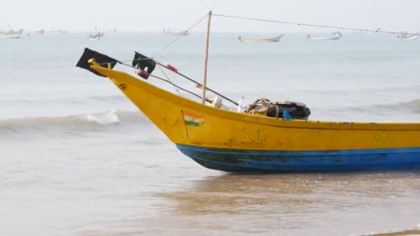 Barco Pescado Orilla Del Mar Agua Barriendo Través Haciendo Que — Vídeo de stock