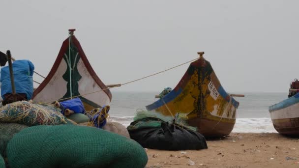 Σκάφη Στην Ακτή Δίχτυα Αλιείας Πίσω Από Κύμα Νερού Που — Αρχείο Βίντεο