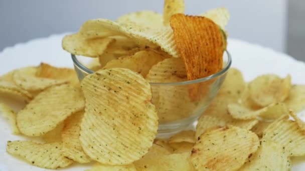 Gouden Aardappel Chips Draaien Close — Stockvideo