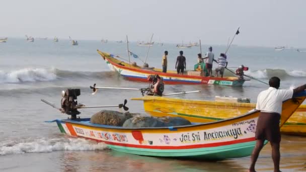 Dos Barcos Pesca Con Red Peces Ella Hombres Montando Otro — Vídeo de stock