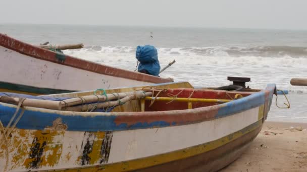 Zoomed Barcos Pesca Fuerte Ola Agua Que Fluye Hacia Ellos — Vídeo de stock