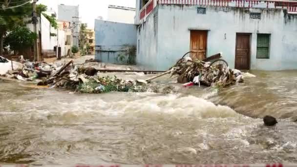Blátivá Voda Řeky Zasažené Povodní Zaplavila Řeku — Stock video