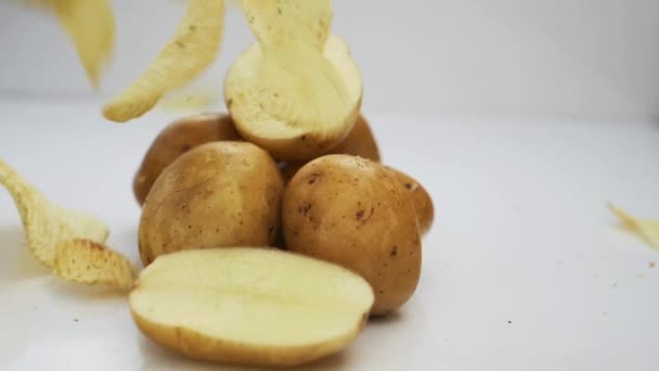 Картофельные Чипсы Падают Белый Фон — стоковое видео