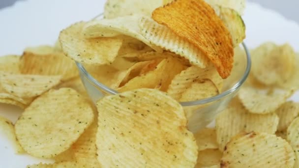 Ambachtelijke Gouden Aardappel Chips Draaien Close — Stockvideo