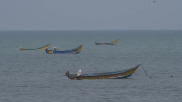 Cerca Cuatro Barcos Pesca Centro Del Mar — Vídeo de stock