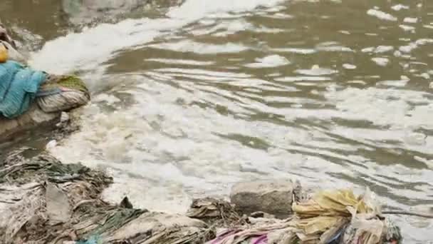Река Загрязненная Мусором Мусором — стоковое видео