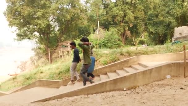Jeunes Hommes Descendent Les Escaliers Côté Plage — Video