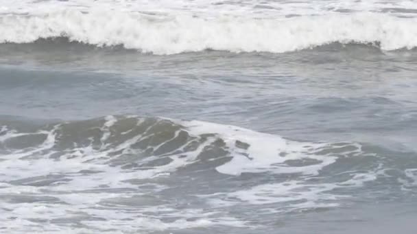 Deniz Suyu Dalgalarının Yakın Çekimi Deniz Dalgaları Yavaş Çekimde — Stok video