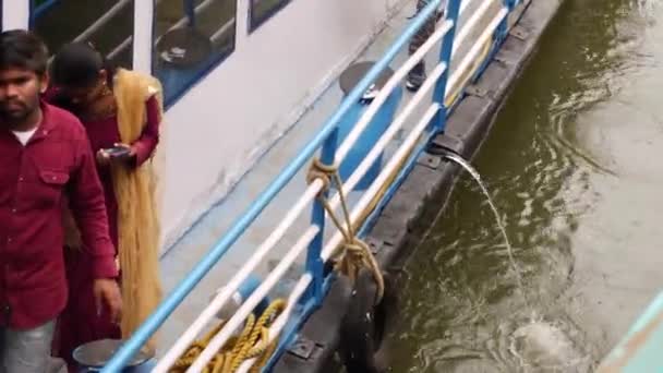 Passeggeri Movimento Traghetti Che Scaricano Acqua Dal Tubo Mare — Video Stock