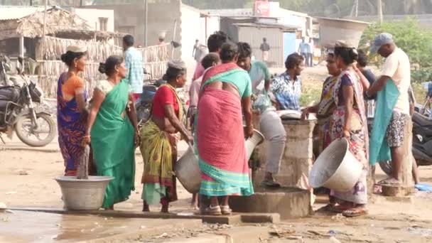Kobiety Dużą Patelnią Próbuje Przynieść Wodę Człowiek Pompujący Wodę Dla — Wideo stockowe