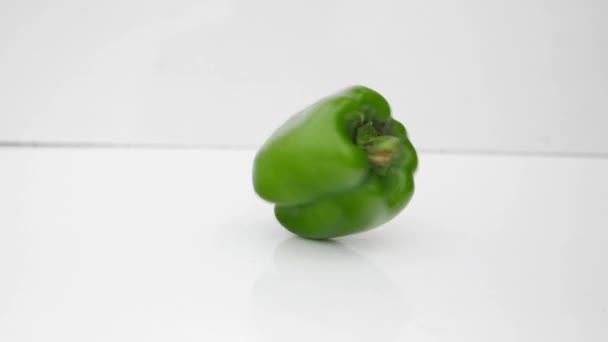 Fallende Grüne Paprika Weißem Teller — Stockvideo