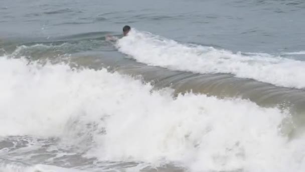 Homme Jouissant Des Vagues Mer Homme Debout Dans Eau Mer — Video
