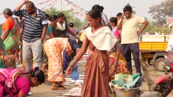 Мужчины Женщины Рыбном Рынке Покупают Продают Рыбу — стоковое видео