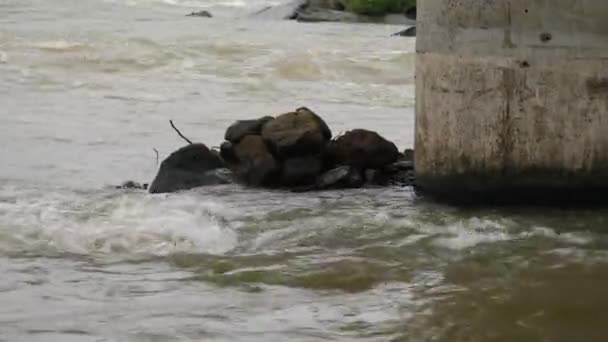 Uma Água Rio Correndo Com Pilar Pequenas Rochas Frente Dele — Vídeo de Stock