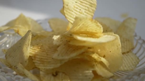 Vallen Chips Witte Mat — Stockvideo