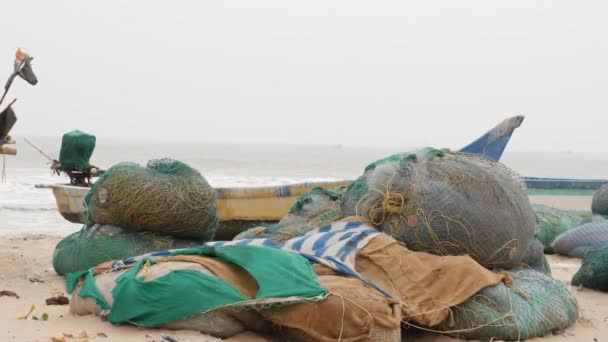 Αλιευτικά Δίχτυα Και Ρούχα Στην Ακτή Αεράκι Φυσάει Τους — Αρχείο Βίντεο