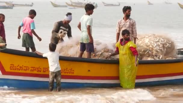 Banyak Orang Dengan Perahu Ikan Mencoba Untuk Menurunkan Dan Memilah — Stok Video