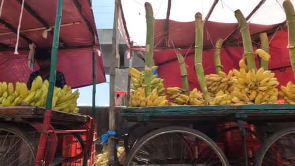 バナナの販売店の移動ショットは 道路に沿って — ストック動画