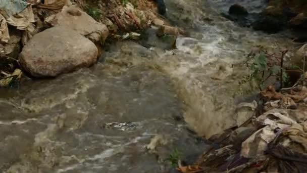Woda Tryskająca Kanału Ściekowego Kurnika Kanałach Wiejskich — Wideo stockowe