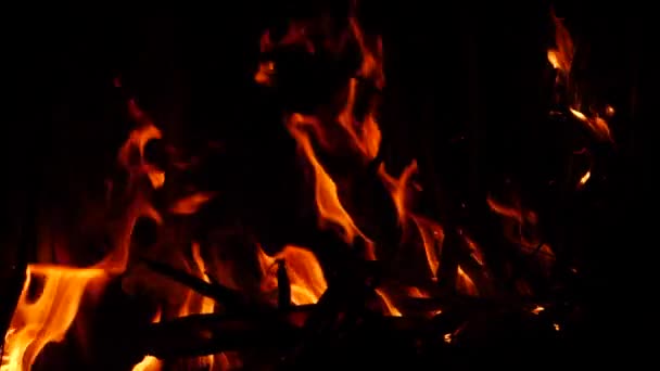 Hořící Oheň Vytvářející Oranžové Plameny Nějakou Tmavou Látkou — Stock video