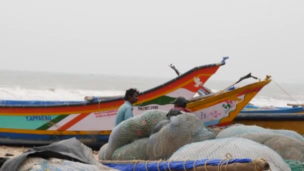 Αλιευτικά Σκάφη Στην Ακτή Αλιευτικά Δίχτυα Κοντά Τους Κύμα Στη — Αρχείο Βίντεο
