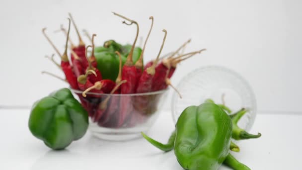 Fallende Grüne Paprika Und Grüne Chilischoten Weißem Teller — Stockvideo