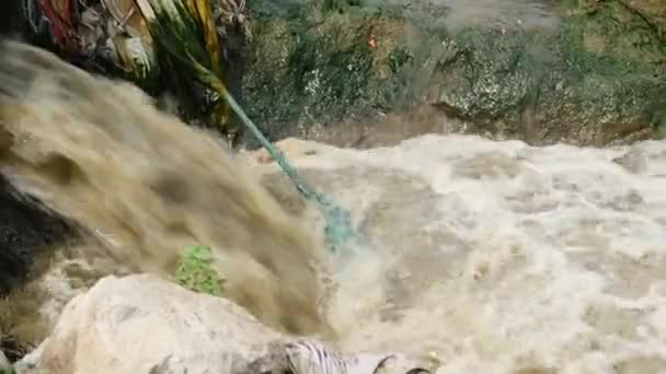 Agua Sucia Vertida Río — Vídeo de stock