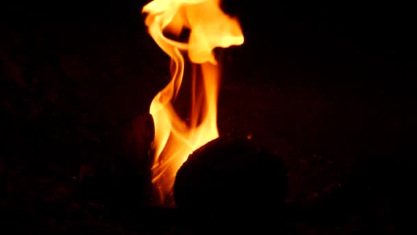 Flammendes Feuer Von Einem Fleck Erzeugt Gelbe Flamme Erhellende Wirkung — Stockvideo