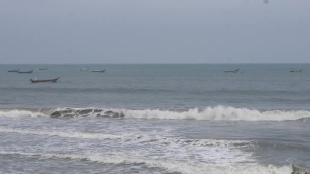 Tiro Pequeñas Olas Mar Con Barcos Pesca Fondo — Vídeo de stock