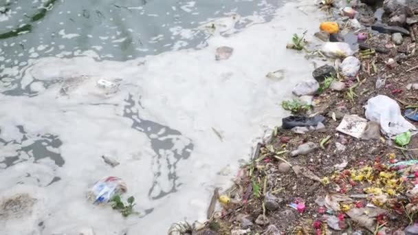 Tumpukan Besar Sampah Dengan Air — Stok Video