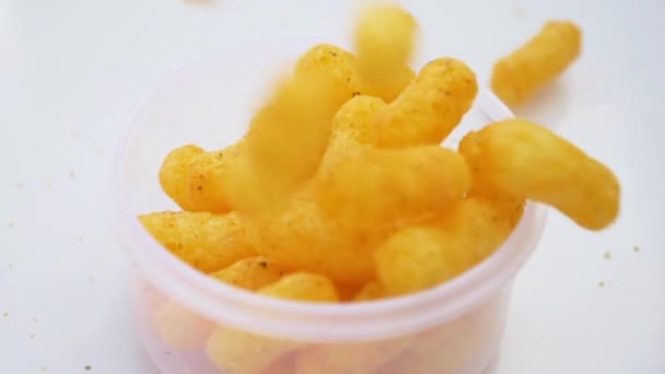 Batatas Fritas Caindo Contra Tigela Branca — Vídeo de Stock