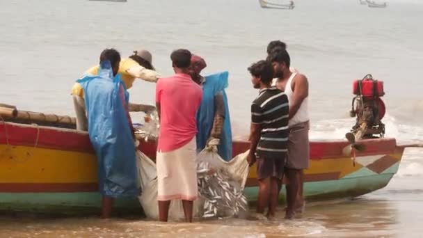 Muži Balí Rybářské Sítě Obsahující Mnoho Ryb Rybářské Lodi — Stock video