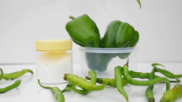 Chute Piments Verts Dans Une Assiette Blanche — Video