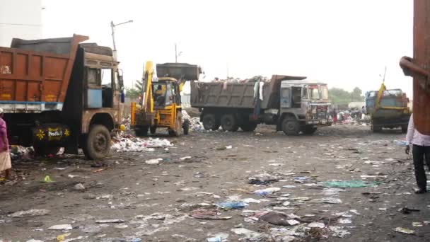 Śmieci Wyrzucane Przez Śmieciarkę — Wideo stockowe