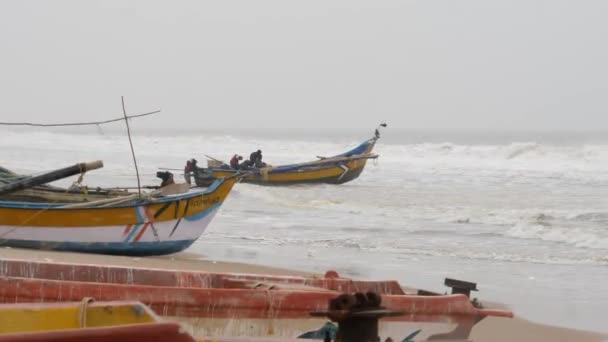 Hombres Empujando Barco Agua Otros Barcos Pesca Orilla — Vídeo de stock