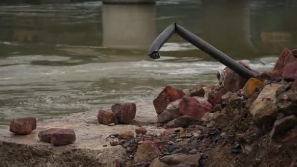 Krótki Klips Małych Kamieni Skałach Słupy Odbijające Się Wodzie — Wideo stockowe