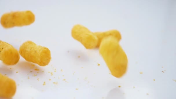 Gevallen Gouden Gepofte Bal Aardappel Chips Slow Motion — Stockvideo