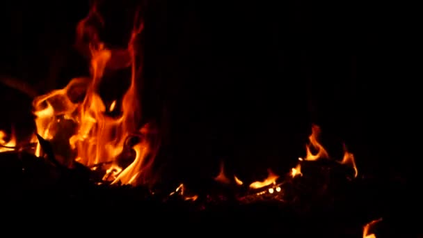 Yerdeki Maddenin Arkasında Yanan Ateşin Görüntüsü Yakınlaştırıldı — Stok video