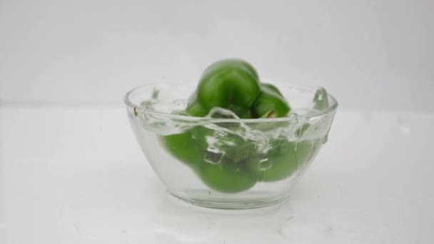 Fallande Grön Capsicum Vattenskål — Stockvideo
