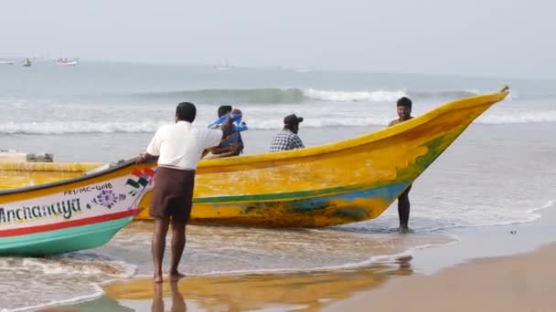 Dos Barcos Pesca Orilla Del Mar Cuatro Hombres Avistados Con — Vídeo de stock