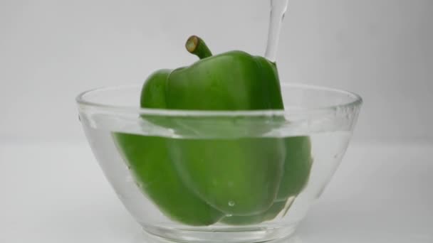 Padající Zelená Capsicum Vodě — Stock video