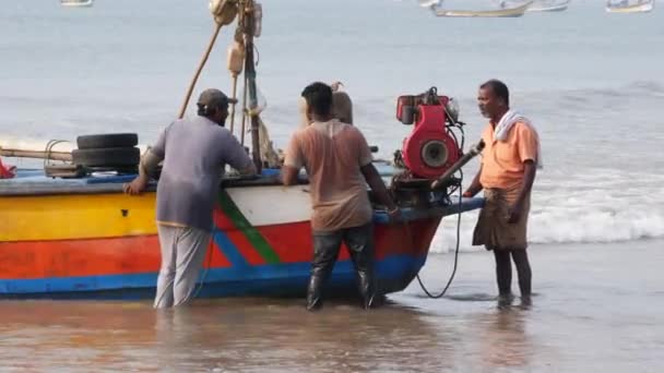 Männer Schieben Fischerboot Mit Großer Anstrengung Ans Ufer — Stockvideo