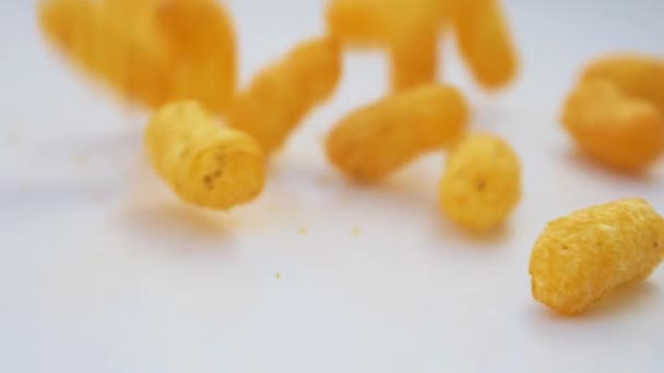 Картофельные Чипсы Падают Плавно — стоковое видео